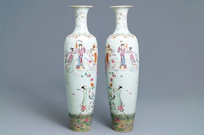 Une paire de grands vases en porcelaine de Chine famille rose, République, 20ème