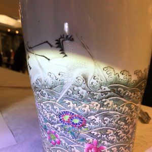 Une paire de grands vases en porcelaine de Chine famille rose, République, 20ème — photo 9