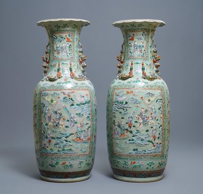 Une paire de grands vases en porcelaine de Chine famille verte à fond céladon, 19ème