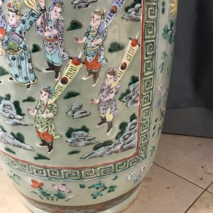 Une paire de grands vases en porcelaine de Chine famille verte à fond céladon, 19ème — photo 13