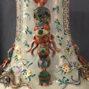Une paire de grands vases en porcelaine de Chine famille verte à fond céladon, 19ème — photo 16