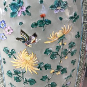 Une paire de grands vases en porcelaine de Chine famille verte à fond céladon, 19ème — photo 17