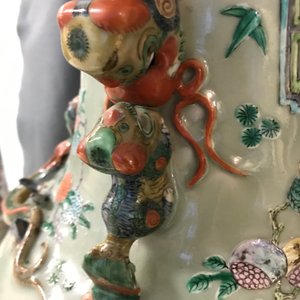 Une paire de grands vases en porcelaine de Chine famille verte à fond céladon, 19ème — photo 23