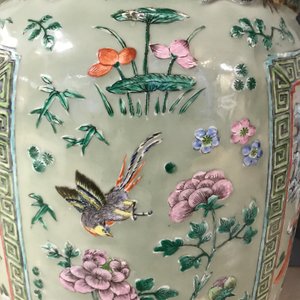 Une paire de grands vases en porcelaine de Chine famille verte à fond céladon, 19ème — photo 24