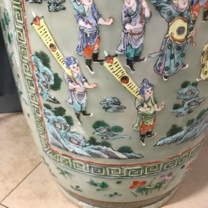 Une paire de grands vases en porcelaine de Chine famille verte à fond céladon, 19ème — photo 30