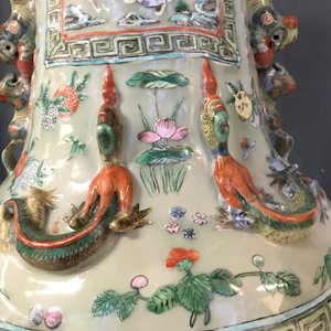 Une paire de grands vases en porcelaine de Chine famille verte à fond céladon, 19ème — photo 42