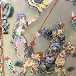 Une paire de grands vases en porcelaine de Chine famille verte à fond céladon, 19ème — photo 44