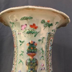 Une paire de grands vases en porcelaine de Chine famille verte à fond céladon, 19ème — photo 53