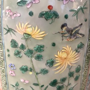 Une paire de grands vases en porcelaine de Chine famille verte à fond céladon, 19ème — photo 58