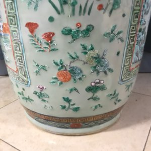 Une paire de grands vases en porcelaine de Chine famille verte à fond céladon, 19ème — photo 59