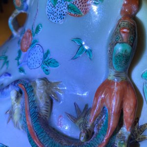 Une paire de grands vases en porcelaine de Chine famille verte à fond céladon, 19ème — photo 72