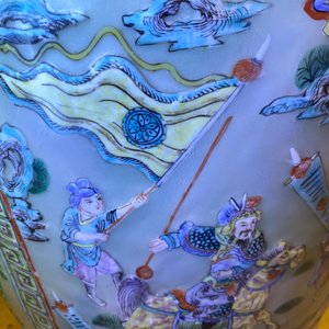 Une paire de grands vases en porcelaine de Chine famille verte à fond céladon, 19ème — photo 80