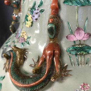 Une paire de grands vases en porcelaine de Chine famille verte à fond céladon, 19ème — photo 9