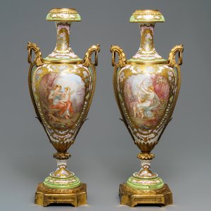 Une paire de grands vases en porcelaine de Sèvres aux montures en bronze, France, 19ème — photo 1