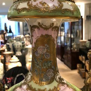 Une paire de grands vases en porcelaine de Sèvres aux montures en bronze, France, 19ème — photo 11