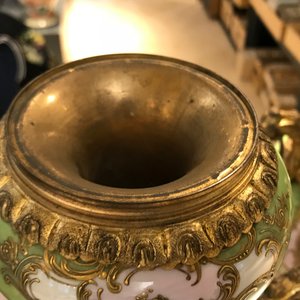 Une paire de grands vases en porcelaine de Sèvres aux montures en bronze, France, 19ème — photo 13