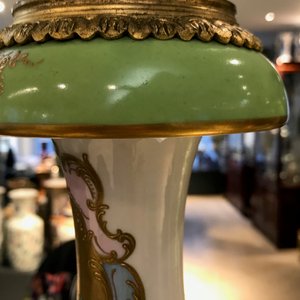 Une paire de grands vases en porcelaine de Sèvres aux montures en bronze, France, 19ème — photo 19