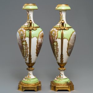 Une paire de grands vases en porcelaine de Sèvres aux montures en bronze, France, 19ème — photo 4