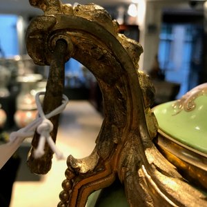Une paire de grands vases en porcelaine de Sèvres aux montures en bronze, France, 19ème — photo 54