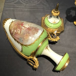 Une paire de grands vases en porcelaine de Sèvres aux montures en bronze, France, 19ème — photo 55