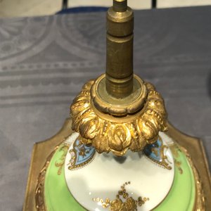 Une paire de grands vases en porcelaine de Sèvres aux montures en bronze, France, 19ème — photo 56