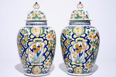 Une paire de grands vases et leur couvercle en faïence de Delft polychrome, début du 18ème