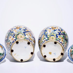 Une paire de grands vases et leur couvercle en faïence de Delft polychrome, début du 18ème — photo 6