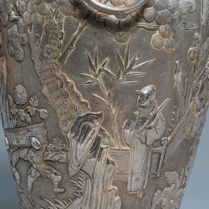 Une paire de grands vases exceptionnels en argent à décor repoussé, Chine, 19ème — photo 12