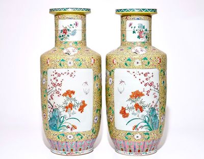Une paire de grands vases rouleau en porcelaine de Chine famille rose sur fond jaune, 19/20ème