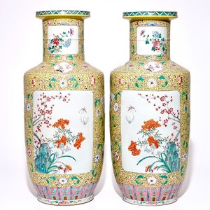 Une paire de grands vases rouleau en porcelaine de Chine famille rose sur fond jaune, 19/20ème — photo 1