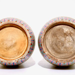 Une paire de grands vases rouleau en porcelaine de Chine famille rose sur fond jaune, 19/20ème — photo 5