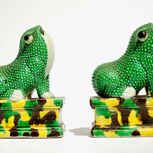 Une paire de grenouilles en porcelaine de Chine famille verte sur biscuit, Kangxi — photo 2