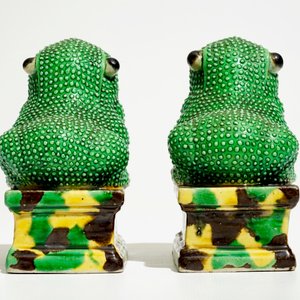 Une paire de grenouilles en porcelaine de Chine famille verte sur biscuit, Kangxi — photo 5