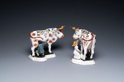 Une paire de groupes de vaches et laitiers en faïence blanche de Delft peint à froid, 18ème