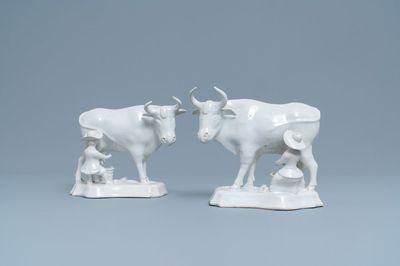 Une paire de groupes de vaches sur tertres en faïence blanche de Delft, 18ème