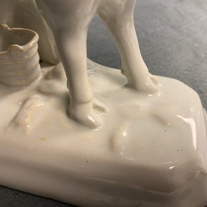 Une paire de groupes de vaches sur tertres en faïence blanche de Delft, 18ème — photo 19