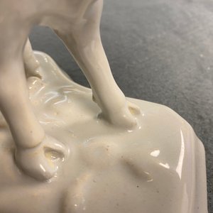 Une paire de groupes de vaches sur tertres en faïence blanche de Delft, 18ème — photo 20