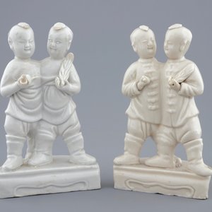 Une paire de groupes des frères Hoho en porcelaine blanc de Chine, Kangxi — photo 1