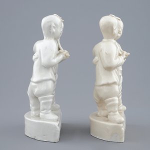 Une paire de groupes des frères Hoho en porcelaine blanc de Chine, Kangxi — photo 3