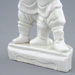 Une paire de groupes des frères Hoho en porcelaine blanc de Chine, Kangxi — photo 8