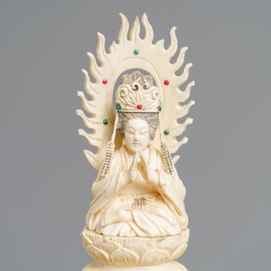 Une paire de groupes en ivoire incrusté figurant Bouddha et Guanyin sur un éléphant, vers 1900 — photo 7