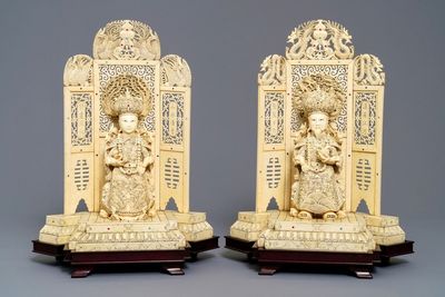 Une paire de groupes en ivoire incrusté figurant un empereur et sa femme, Chine, vers 1900