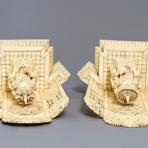 Une paire de groupes en ivoire incrusté figurant un empereur et sa femme, Chine, vers 1900 — photo 7