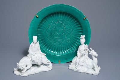 Une paire de groupes en porcelaine blanc de Chine et un plat vert à décor d'un phénix, 19/20ème