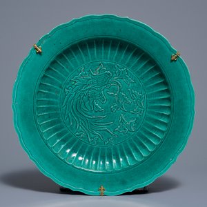 Une paire de groupes en porcelaine blanc de Chine et un plat vert à décor d'un phénix, 19/20ème — photo 2