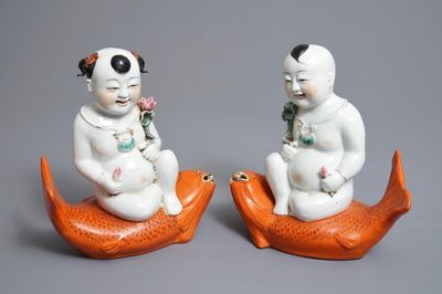 Une paire de groupes en porcelaine de Chine famille rose figurant des enfants sur carpes, République, 20ème