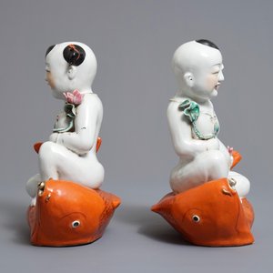 Une paire de groupes en porcelaine de Chine famille rose figurant des enfants sur carpes, République, 20ème — photo 3