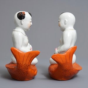 Une paire de groupes en porcelaine de Chine famille rose figurant des enfants sur carpes, République, 20ème — photo 5