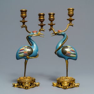Une paire de grues en cloisonné aux montures de candelabres en bronze doré, Chine, 18/19ème — photo 1