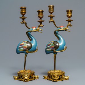 Une paire de grues en cloisonné aux montures de candelabres en bronze doré, Chine, 18/19ème — photo 2